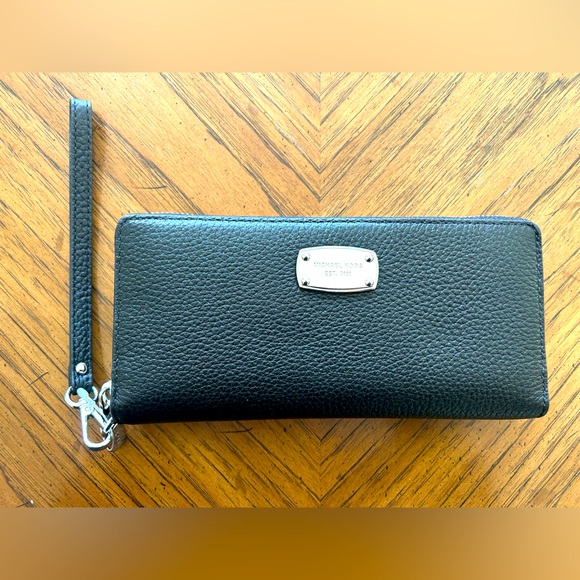 MICHAEL Michael Kors Handbags - Michael Kors Travel Continental Black Leather Wristlet Wallet ✈️ Brand New
